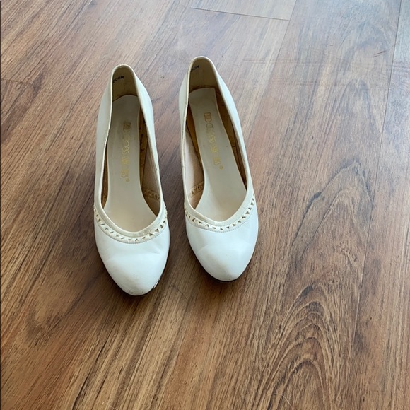 Vintage white heels. Red Cross shoes size 7 - Picture 12 of 16